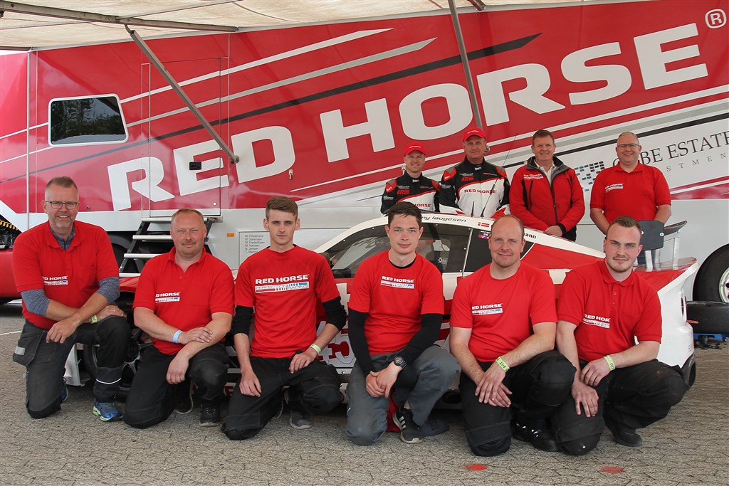 Mekanikerteamet i forreste række - De havde en stor del af æren for Perfection Racings resultat.
(Foto: Henning Smed)